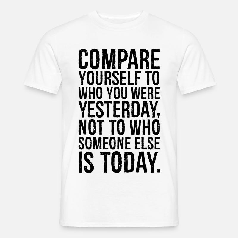 Vergleiche dich mit dem, was du gestern warst, nicht - Männer T-Shirt - Weiß