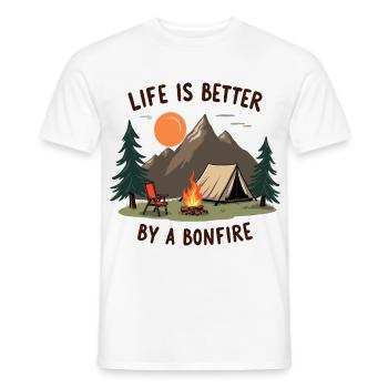 La vie est meilleure lors d’une aventure de camping autour d’un feu de joie - T-shirt homme - blanc - Devant - AI Model Male 178 dark (178cm)