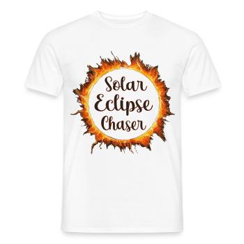 Solar eclipse chaser - Männer T-Shirt - Weiß - Vorne - AI Model Male 178 dark (178cm)