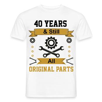 Immer noch alle Originalteile - Männer T-Shirt - Weiß - Vorne - AI Model Male 178 dark (178cm)