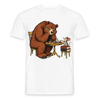 Bär & Maus beim Schach – Lustiges Schachmotiv - Männer T-Shirt - Weiß - Vorne - AI Model Male 178 dark (178cm)