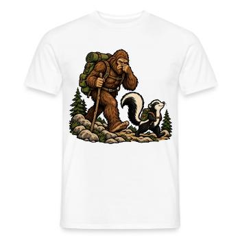 Bigfoot & Stinktier beim Wandern – Outdoor - Männer T-Shirt - Weiß - Vorne - AI Model Male 178 dark (178cm)