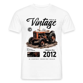 Geburtstag eines Vintage-Traktor-Bauers im Jahr 2012 - Männer T-Shirt - Weiß - Vorne - AI Model Male 178 dark (178cm)