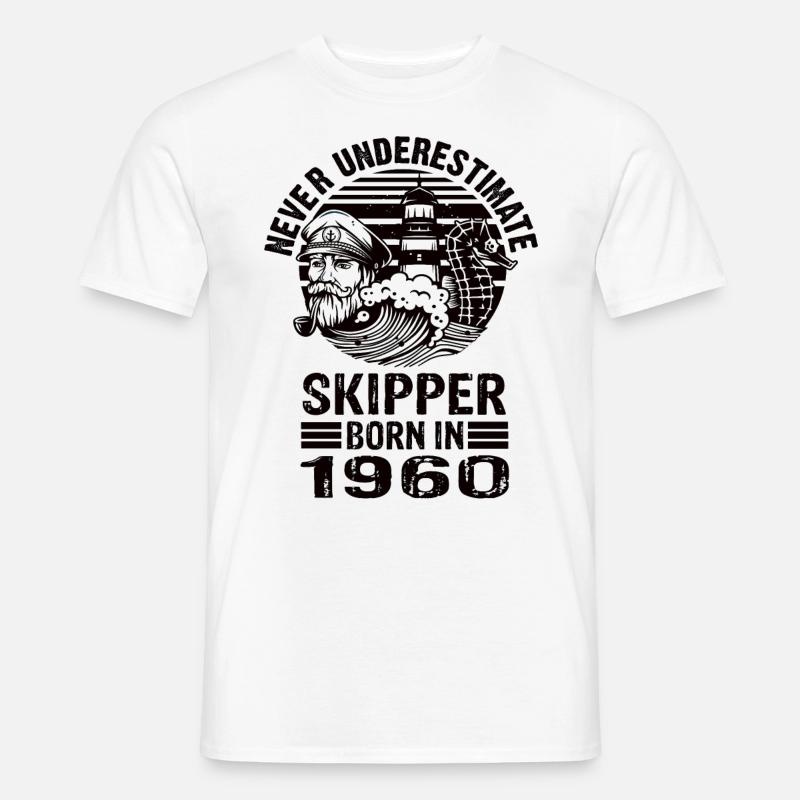 Never Underestimate Skipper born in 1960 - Männer T-Shirt - Weiß