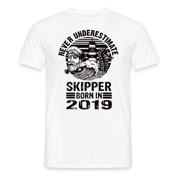 Never Underestimate Skipper né en 2019 - T-shirt homme - blanc - Devant - AI Model Male 178 dark (178cm)