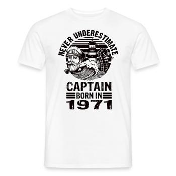 Never Underestimate Captain born in 1971 - Männer T-Shirt - Weiß - Vorne - AI Model Male 178 dark (178cm)