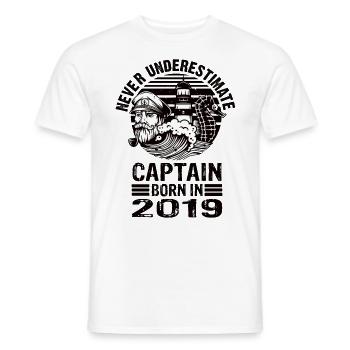 Never Underestimate Captain born in 2019 - Männer T-Shirt - Weiß - Vorne - AI Model Male 178 dark (178cm)