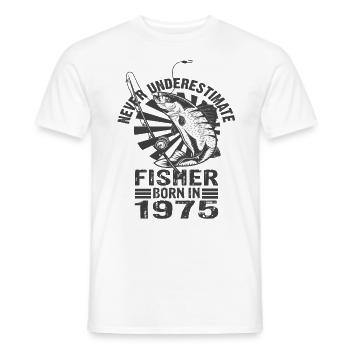 Never Underestimate Fisher Born In 1975 - Männer T-Shirt - Weiß - Vorne - AI Model Male 178 dark (178cm)