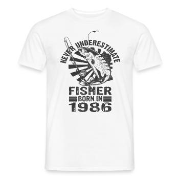 Never Underestimate Fisher Born In 1986 - Männer T-Shirt - Weiß - Vorne - AI Model Male 178 dark (178cm)
