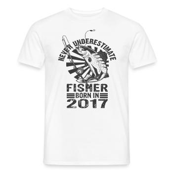 Never Underestimate Fisher Born In 2017 - Männer T-Shirt - Weiß - Vorne - AI Model Male 178 dark (178cm)