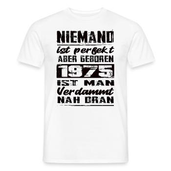 Niemand Is Perfekt Aber geboren 1975 Geburtstag - Männer T-Shirt - Weiß - Vorne - AI Model Male 178 dark (178cm)