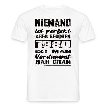 Niemand Is Perfekt Aber geboren 1980 Geburtstag - Männer T-Shirt - Weiß - Vorne - AI Model Male 178 dark (178cm)