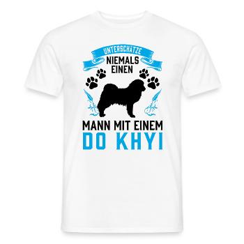 Mann mit Do Khyi Tibetmastiff Tibetdogge - Männer T-Shirt - Weiß - Vorne - AI Model Male 178 dark (178cm)