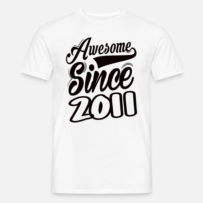 Awesome Since 2011 - Männer T-Shirt - Weiß