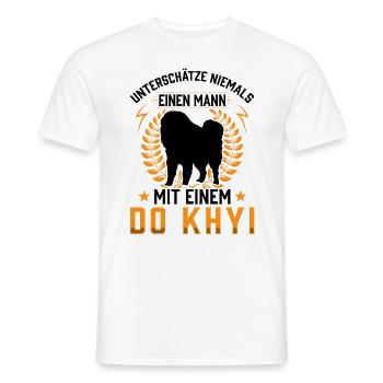 Mann mit Do Khyi Tibetanische Dogge - Männer T-Shirt - Weiß - Vorne - AI Model Male 178 dark (178cm)