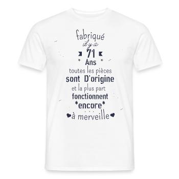 Fabriqué il y a 71 ans - T-shirt homme - blanc - Devant - AI Model Male 178 dark (178cm)
