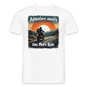 Adventure Awaits Motorrad Motorradfahrer Motorrad - Männer T-Shirt - Weiß - Vorne - AI Model Male 178 dark (178cm)