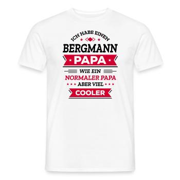 BERGMANN PAPA - COOLER ALS NORMAL, VATERTAG, HELD - Männer T-Shirt - Weiß - Vorne - AI Model Male 178 dark (178cm)