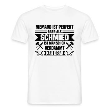 Niemand ist perfekt Schmied - Männer T-Shirt - Weiß - Vorne - AI Model Male 178 dark (178cm)