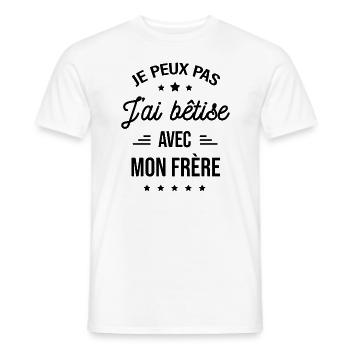 JE PEUX PAS J'AI BÊTISE AVEC MON FRÈRE - T-shirt homme - blanc - Devant - AI Model Male 178 dark (178cm)