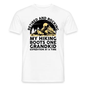 Randonnée Grand-mère retraitée Retraitée Pension Hiker Tre - T-shirt homme - blanc - Devant - AI Model Male 178 dark (178cm)