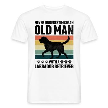Unterschätzen Sie niemals einen alten Mann mit einem Labrador Ret - Männer T-Shirt - Weiß - Vorne - AI Model Male 178 dark (178cm)