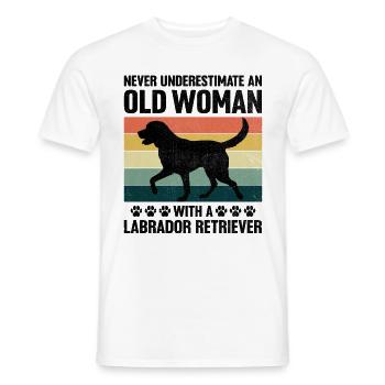Unterschätzen Sie niemals eine alte Frau mit einem Labrador R - Männer T-Shirt - Weiß - Vorne - AI Model Male 178 dark (178cm)