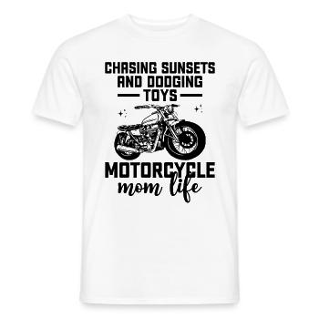 À la poursuite des couchers de soleil et à l’esquive des jouets Moto Mom Li - T-shirt homme - blanc - Devant - AI Model Male 178 dark (178cm)