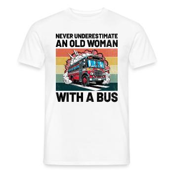 Ne sous-estimez jamais une vieille femme avec un chauffeur de bus - T-shirt homme - blanc - Devant - AI Model Male 178 dark (178cm)