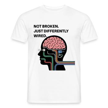 Pas cassé – juste câblé différemment - T-shirt homme - blanc - Devant - AI Model Male 178 dark (178cm)