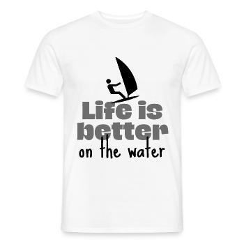 Windsurfen: Das Leben auf dem Wasser ist besser. - Männer T-Shirt - Weiß - Vorne - AI Model Male 178 dark (178cm)