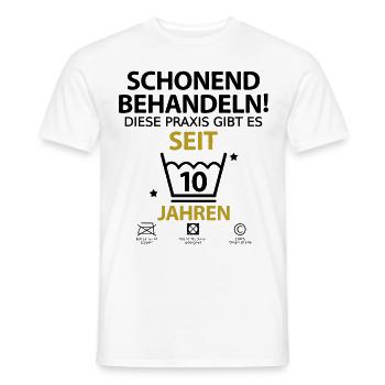 10 jährigen Praxisjubiläum Zahnarzt Arzt - Männer T-Shirt - Weiß - Vorne - AI Model Male 178 dark (178cm)