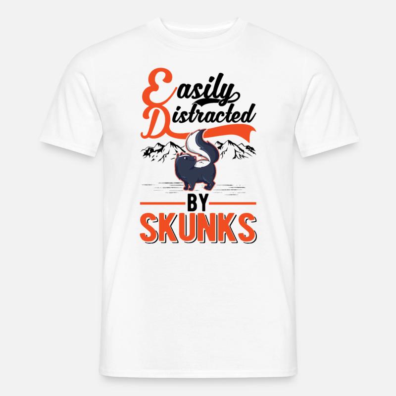 Easily distracted by Skunks Stinktier - Männer T-Shirt - Weiß