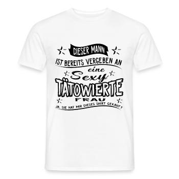 Dieser Mann ist vergeben (tätowiert) - Männer T-Shirt - Weiß - Vorne - AI Model Male 178 dark (178cm)