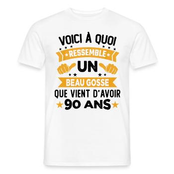 Voici à quoi ressemble un beau gosse 90 Ans - T-shirt homme - blanc - Devant - AI Model Male 178 dark (178cm)
