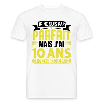 10 Anniversaire - Pas parfaite mais j'ai 10 ans - T-shirt homme - blanc - Devant - AI Model Male 178 dark (178cm)