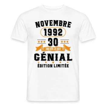 30 Ans Anniversaire Vintage Né(e) en Novembre 1992 - T-shirt homme - blanc - Devant - AI Model Male 178 dark (178cm)
