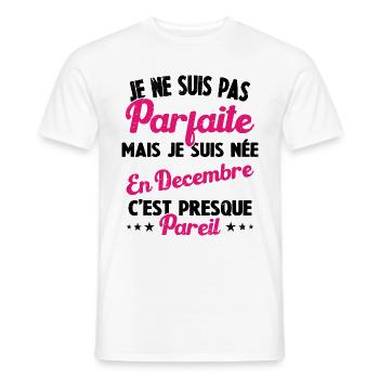 Anniversaire - Pas Parfaite Mais Née en Décembre - T-shirt homme - blanc - Devant - AI Model Male 178 dark (178cm)