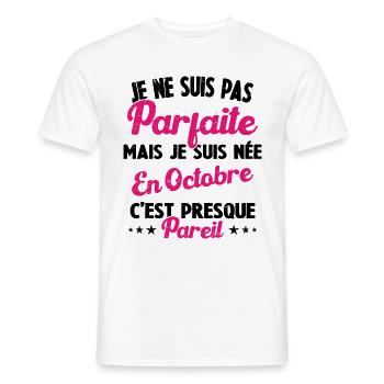Anniversaire - Pas Parfaite Mais Née en Octobre - T-shirt homme - blanc - Devant - AI Model Male 178 dark (178cm)
