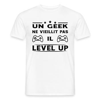 Un geek ne vieillit pas il level up - T-shirt homme - blanc - Devant - AI Model Male 178 dark (178cm)