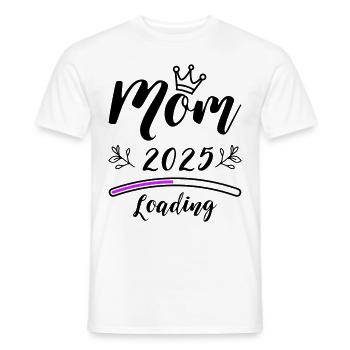 Mama 2025 Mom Loading - Männer T-Shirt - Weiß - Vorne - AI Model Male 178 dark (178cm)