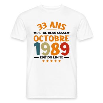 33 Ans d'être beau gosse Octobre 1989 Anniversaire - T-shirt homme - blanc - Devant - AI Model Male 178 dark (178cm)