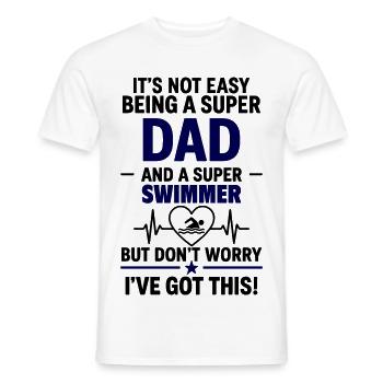 Herz + Schwimmen – Super Papa Schwimmer - Männer T-Shirt - Weiß - Vorne - AI Model Male 178 dark (178cm)