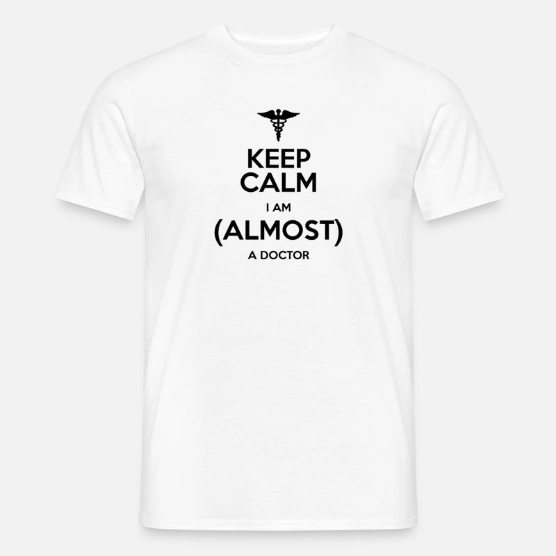 KEEP CALM! ICH BIN FAST EIN DOKTOR! GESCHENKIDEE - Männer T-Shirt - Weiß