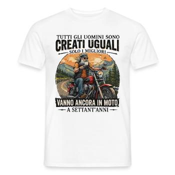 Motorrad Legende – Mit 70 Jahren noch im Sattel - Männer T-Shirt - Weiß - Vorne - AI Model Male 178 dark (178cm)