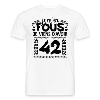 J’ai 42 ans | Je m'en fous j'ai 42 ans - T-shirt homme - blanc - Devant - AI Model Male 178 dark (178cm)