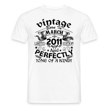 März 2011| Jahrgang 2011 | geboren im März - Männer T-Shirt - Weiß - Vorne - AI Model Male 178 dark (178cm)