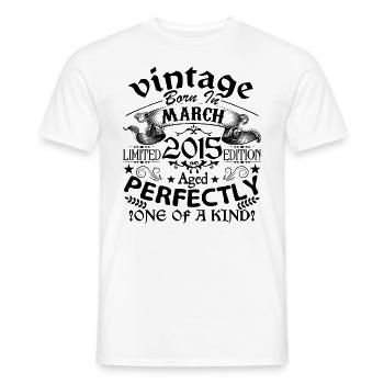 März 2015 | Jahrgang 2015 | geboren im März - Männer T-Shirt - Weiß - Vorne - AI Model Male 178 dark (178cm)