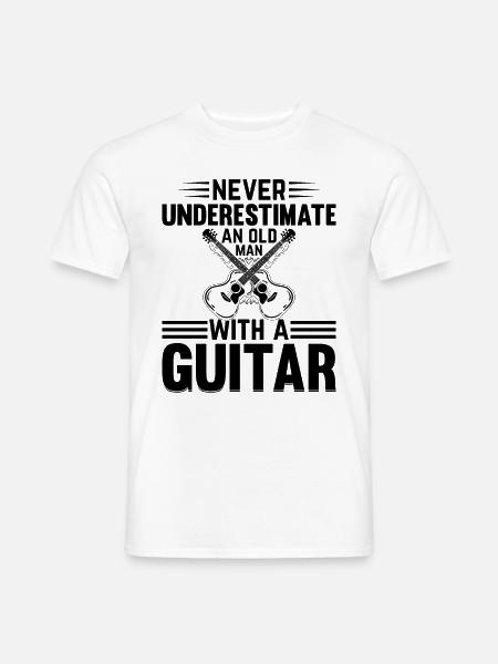 Never Underestimate An Old Man With A Guitar - Männer T-Shirt - Weiß