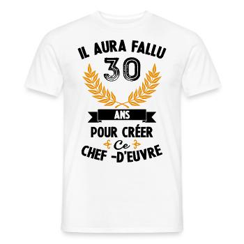 IL AURA FALLU 30 ANS POUR CREER CE CHEF-D'EUVRE - T-shirt homme - blanc - Devant - AI Model Male 178 dark (178cm)
